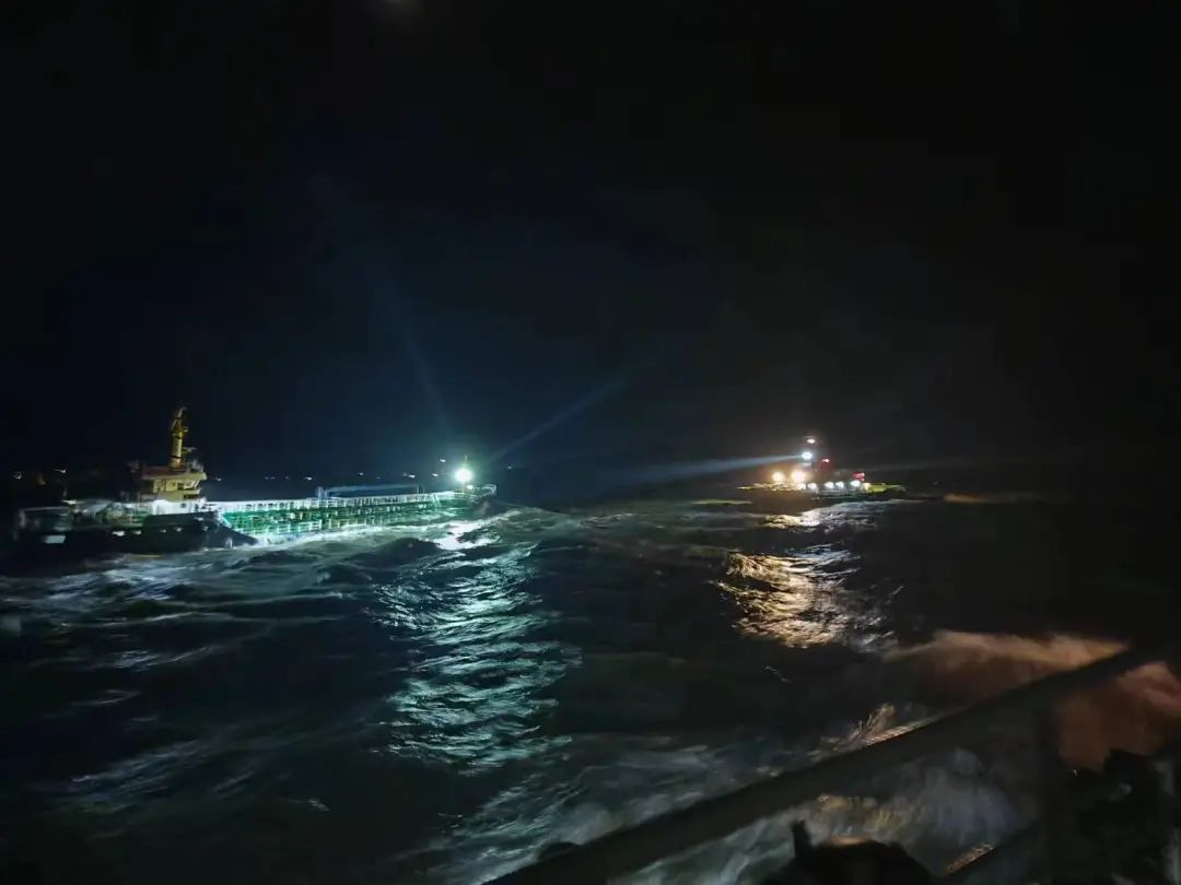 抢险救助丨福港拖轮深夜救援搁浅船舶01.jpg
