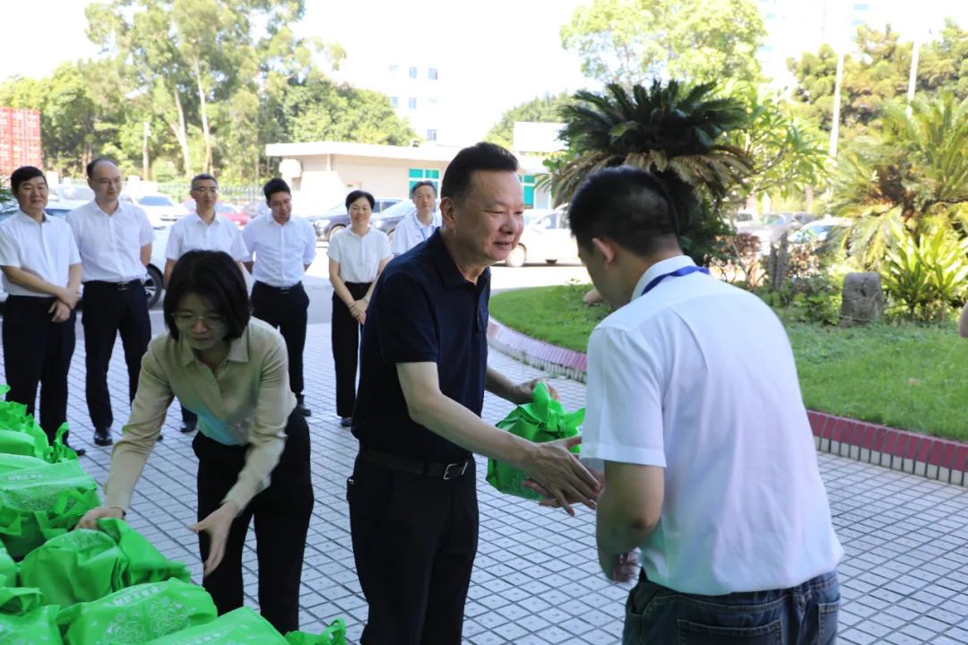 致敬高温下的坚守丨福州港务集团党委书记、董事长陈剑钟慰问福港集箱一线职工03.jpg