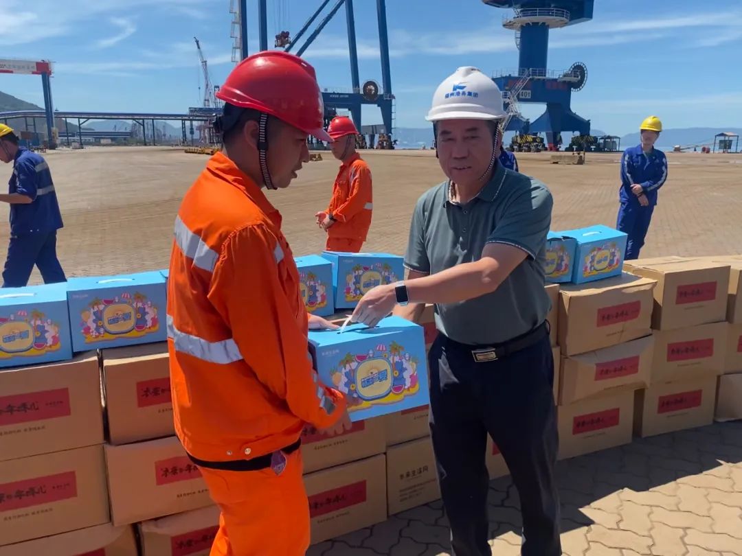 集团党委委员、副总经理林敬东慰问福港罗源湾职工.jpg