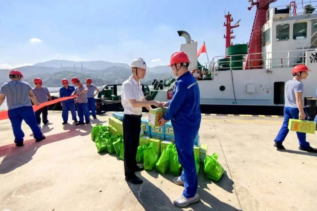集团党委委员、副总经理叶关勇慰问福港拖轮职工.jpg