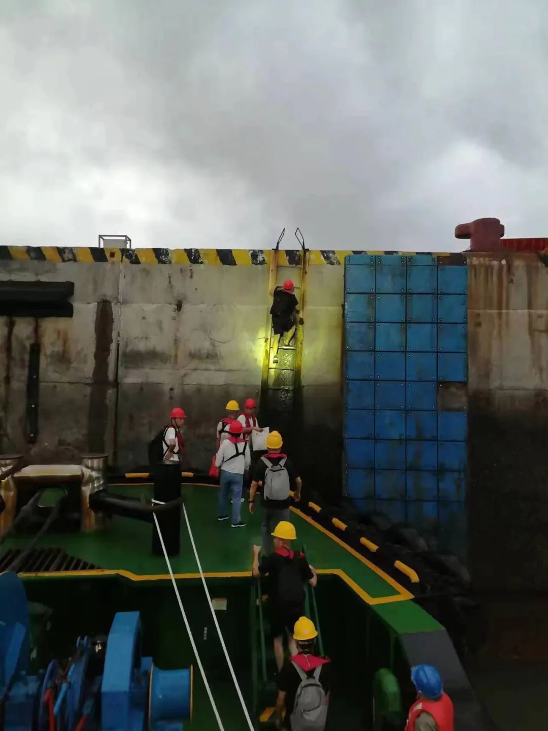 逆“风”而行  福港拖轮圆满完成多起抢险救灾任务.jpg