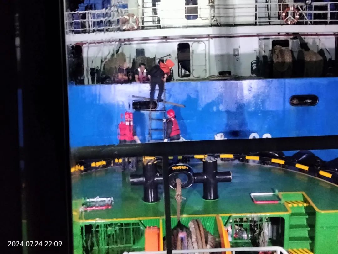 逆“风”而行  福港拖轮圆满完成多起抢险救灾任务02.jpg