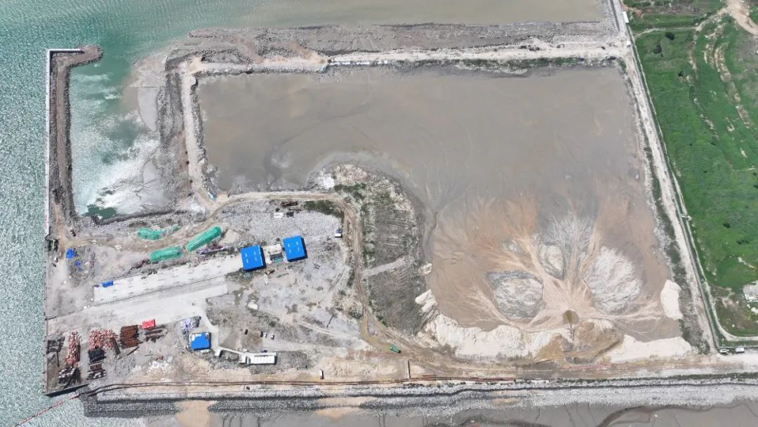 项目攻坚丨肖厝18号泊位东围堤外边坡工程顺利取得海域使用权证01.jpg