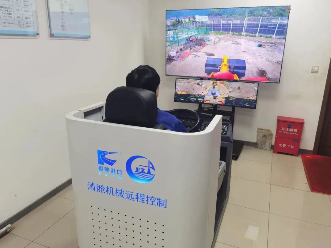 以“智”增“质”｜福港罗源湾装载机无人清舱项目投入使用.jpg
