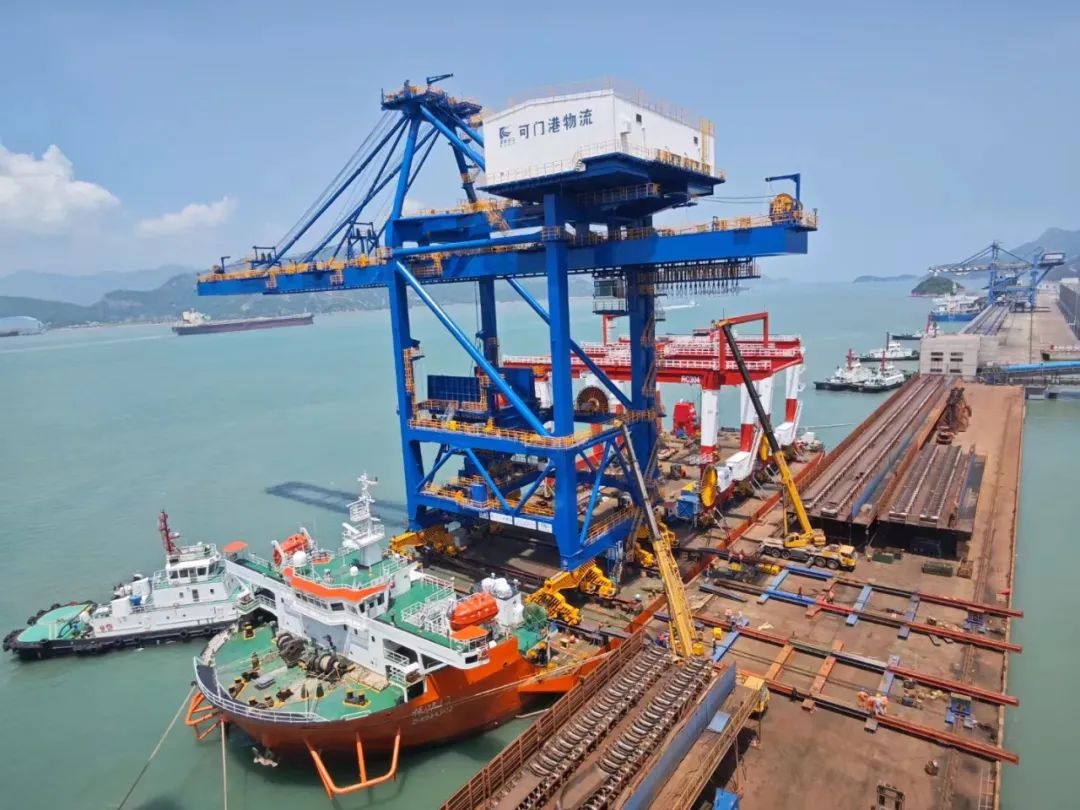 喜迎巨无霸！可门港新造3#卸船机成功滚装上岸.jpg