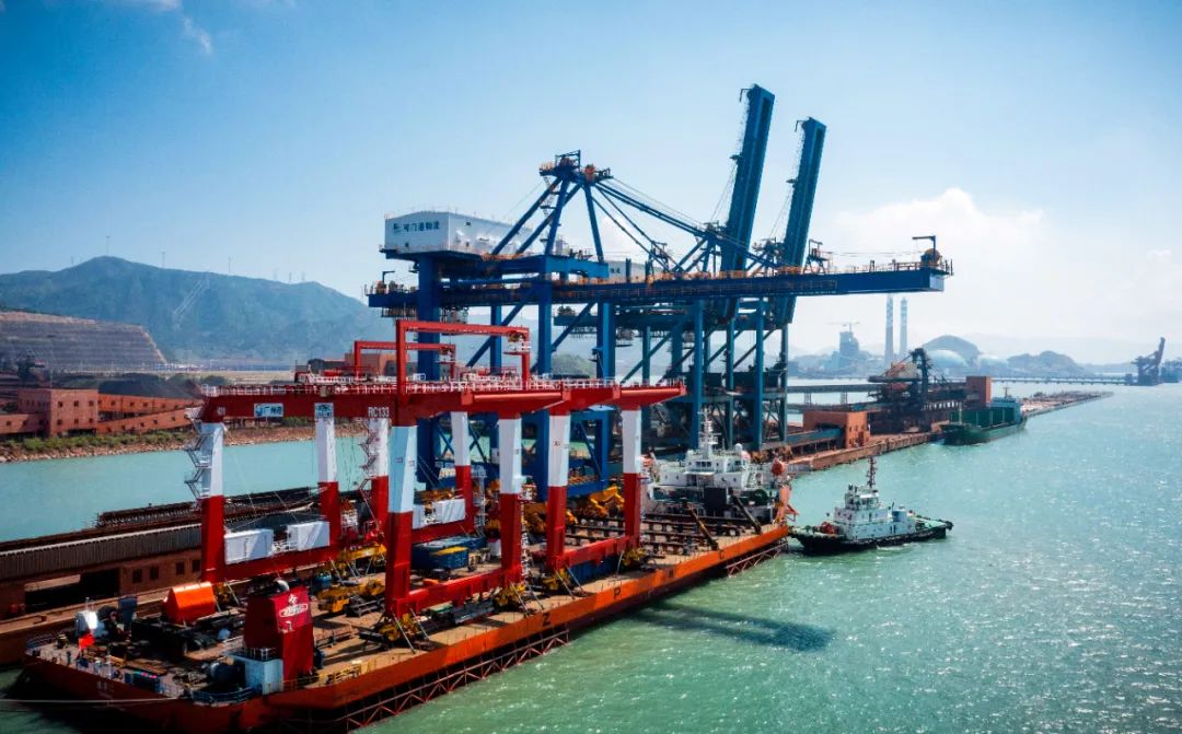 喜迎巨无霸！可门港新造3#卸船机成功滚装上岸02.jpg