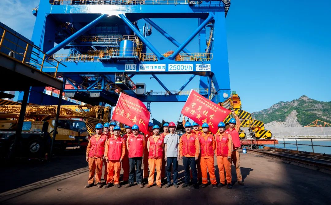 喜迎巨无霸！可门港新造3#卸船机成功滚装上岸03.jpg
