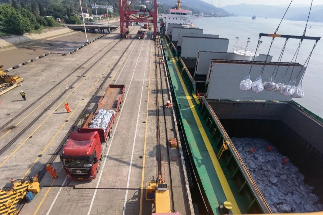 货量大增！爬坡过坎力促货物吞吐量创年内新高.jpg