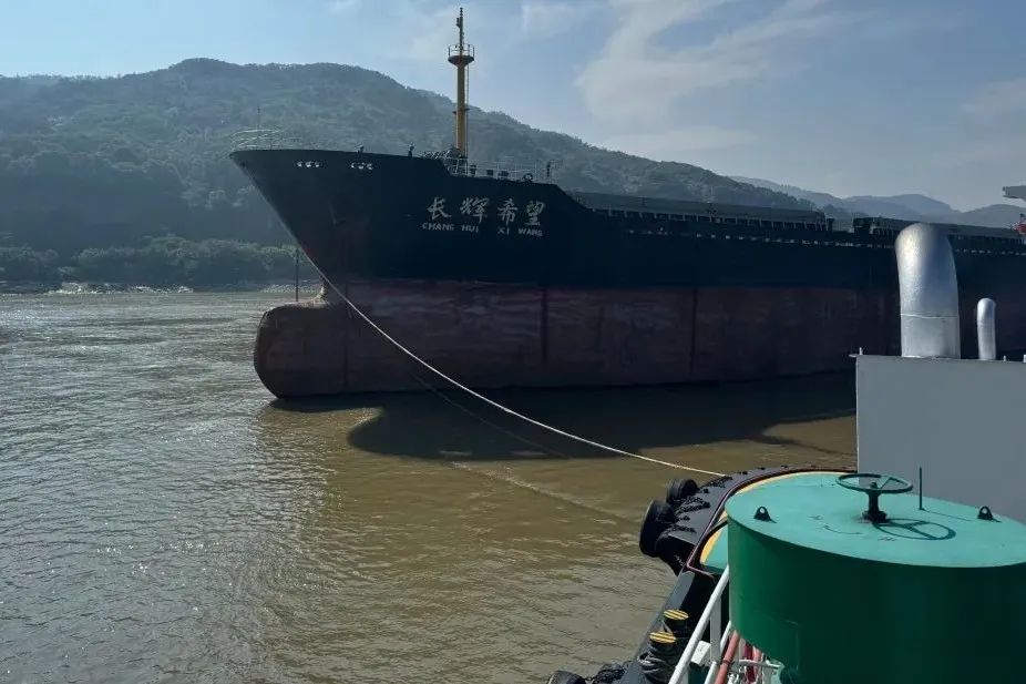 抢险救助  福港拖轮安全护送无动力船舶“就医”.jpg