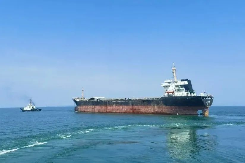 抢险救助  福港拖轮安全护送无动力船舶“就医”01.jpg