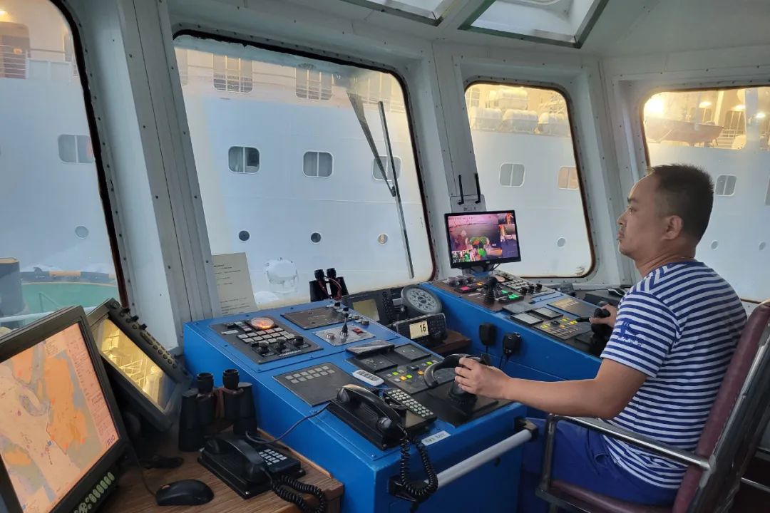福港拖轮圆满完成首艘入籍中国远洋邮轮“招商伊敦号”靠离泊作业02.jpg