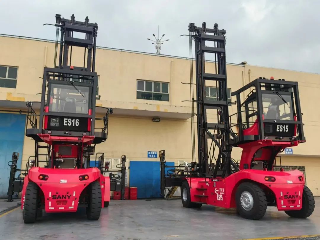 向“新”而行丨福港集箱再添电动堆高机 赋能绿色港口新篇章01.jpg