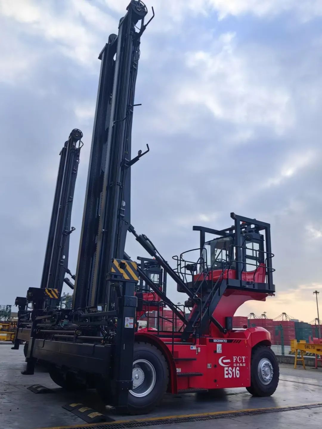 向“新”而行丨福港集箱再添电动堆高机 赋能绿色港口新篇章02.jpg