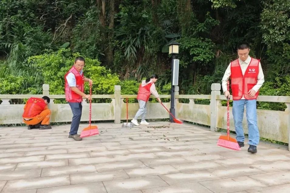 清扫烈士陵园 传承红色精神.jpg